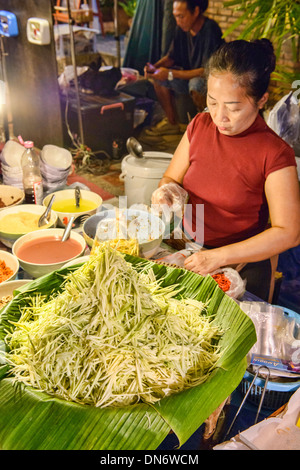 Spicy som tam insalata di papaia al mercato notturno sulla strada pedonale, Chiang Mai, Thailandia Foto Stock