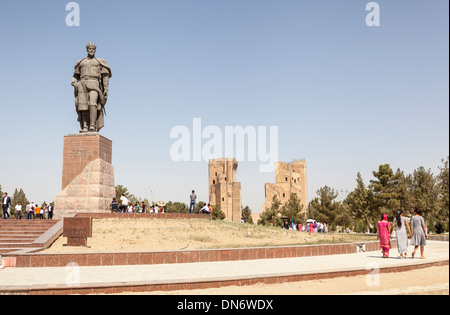 Statua di Amir Timur (Temur) e Ak Serai Palace, (Ak Sarai, Ak Saray e Palazzo Bianco), Shakhrisabz, Uzbekistan Foto Stock