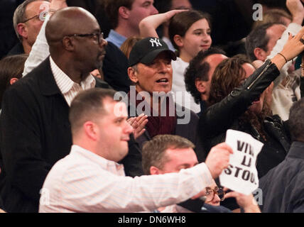 New York, New York, Stati Uniti d'America. Xix Dec, 2013. Musicista e cantante/cantautore Bruce Springsteen è stato partecipazione al CarQuest Ricambi Auto classico gioco tra la UCLA Bruins e il duca diavoli blu al Madison Square Garden di New York City. © csm/Alamy Live News Foto Stock