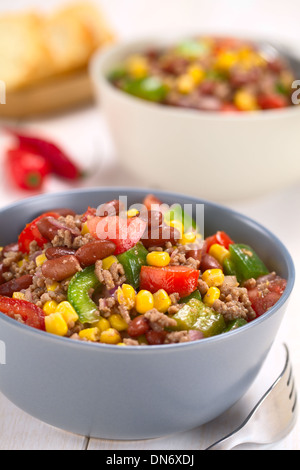 Chili con carne Insalata di carne macinata, fagioli rossi, il peperone verde, il pomodoro, il mais dolce e le cipolle rosse Foto Stock