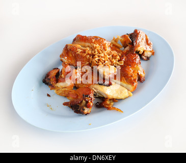 Pollo arrosto in stile tailandese sul tavolo bianco Foto Stock