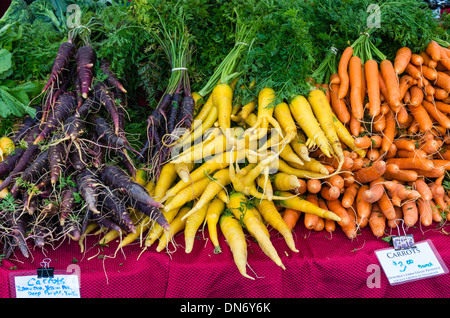 Display del giallo arancione viola le carote in un mercato degli agricoltori. Beaverton, Oregon Foto Stock