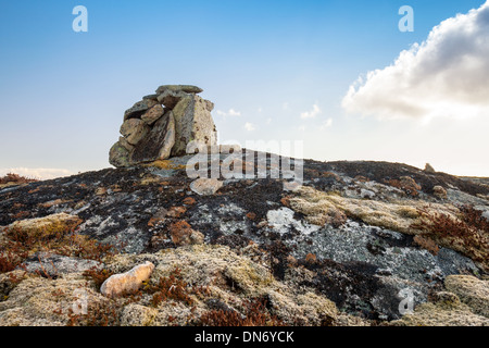 Il tumulo di pietra come un marchio di navigazione sulla parte superiore della roccia norvegese Foto Stock