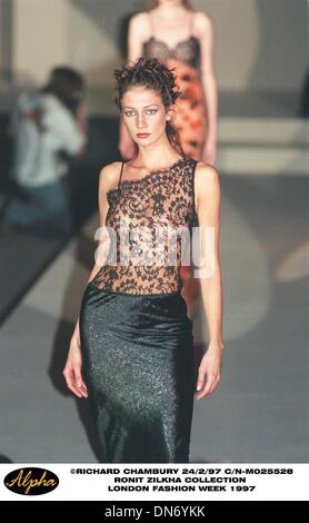 Febbraio 24, 1997 - Londra, Inghilterra - 24/2/97 .RONIT ZILKHA raccolta .LONDON FASHION WEEK 1997(Credit Immagine: © Globo foto/ZUMAPRESS.com) Foto Stock