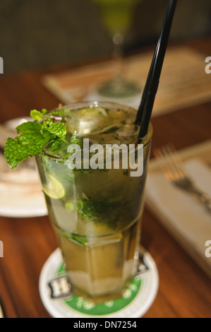 Un mojito, rinfrescante drink tropicale, servita presso un bar a Bangkok, in Thailandia Foto Stock