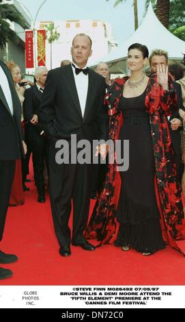 7 maggio 1997 - Cannes, Francia - 07/05/97 Cannes,Francia.Bruce Willis &Demi Moore''QUINTO ELEMENTO''PREMIERE..-CANNES 97.(Immagine di credito: © Globo foto/ZUMAPRESS.com) Foto Stock