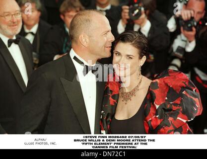 7 maggio 1997 - Cannes, Francia - 07/05/97 Cannes,Francia.Bruce Willis &Demi Moore''QUINTO ELEMENTO''PREMIERE..-CANNES 97.(Immagine di credito: © Globo foto/ZUMAPRESS.com) Foto Stock