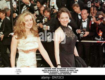 7 maggio 1997 - Cannes, Francia - 07/05/97 Cannes,Francia.GRETA SCAACHI & amico frequentare il ''QUINTO ELEMENTO''PREMIERE..-CANNES 97.(Immagine di credito: © Globo foto/ZUMAPRESS.com) Foto Stock