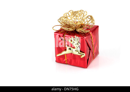 Confezione regalo rossa e renne oro su sfondo bianco. Foto Stock