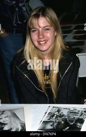 Apr. 10, 2002 - Hollywood, CA, Stati Uniti d'America - K24638EG: HOLLYWOOD COLLEZIONISTI SHOW.BEVERLY GARLAND HOTEL, North Hollywood ca 04/06/2002.ASHLIE BRILLAUIT.POTO DA ED GELLER/ 2002(Credit Immagine: © Globo foto/ZUMAPRESS.com) Foto Stock