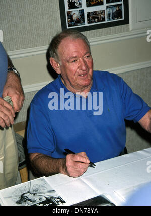 Apr. 10, 2002 - Hollywood, CA, Stati Uniti d'America - K24638EG: HOLLYWOOD COLLEZIONISTI SHOW.BEVERLY GARLAND HOTEL, North Hollywood ca 04/06/2002.ROD TAYLOR.POTO DA ED GELLER/ 2002(Credit Immagine: © Globo foto/ZUMAPRESS.com) Foto Stock