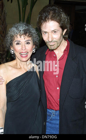 Il 9 ottobre, 2002 - Hollywood, CALIFORNIA, STATI UNITI D'AMERICA - RITA MORENO E GEORGE CHAKIRIS..K26569TR.West Side Story REUNION.Il teatro egiziano, Hollywood, CA.OCT. 9, 2002. TOM RODRIGUEZ/ 2002(Credit Immagine: © Globo foto/ZUMAPRESS.com) Foto Stock