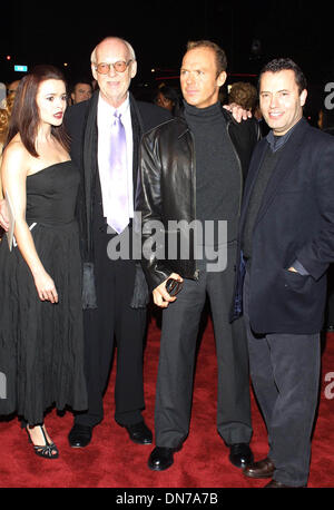 Il 4 dicembre, 2002 - Hollywood, CALIFORNIA, STATI UNITI D'AMERICA - Helena Bonham Carter, Mike Jackson, Michael Keaton E COLIN CALLANDER ..K27608TR PREMIERE 'LIVE DA BAGHDAD'.Glossari Affini DOME, Hollywood, CA.Dicembre 04, 2002. TOM RODRIGUEZ/ 2002(Credit Immagine: © Globo foto/ZUMAPRESS.com) Foto Stock