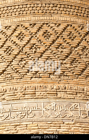 In prossimità della parete del minareto Kalon, la Moschea Kalon, noto anche come la Moschea Kalyan, Poi Kalon, Bukhara, Uzbekistan Foto Stock