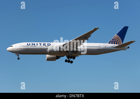 United Airlines Boeing 777-200 con la registrazione N217UA Foto Stock