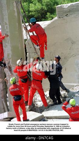 Sett. 8, 1999 - Atene, GRC - greca, francese e turco i lavoratori di emergenza il salvataggio di una donna intrappolata nelle macerie per più di trenta ore inizio giovedì 9 settembre, 1999 in una fabbrica di plastica a nord di Atene, un giorno dopo un terremoto di magnitudo di 5,9 ha ucciso almeno 65 persone.Â© IMAPRESS / A N A X (credito Immagine: © Globo foto/ZUMAPRESS.com) Foto Stock