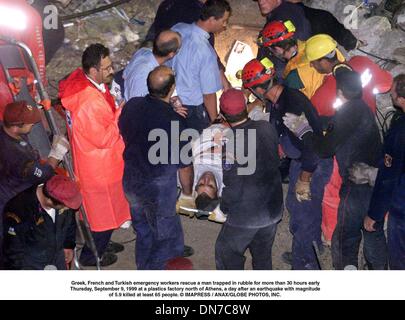 Sett. 8, 1999 - Atene, GRC - greca, francese e turco i lavoratori di emergenza Soccorso un uomo intrappolato in macerie per più di trenta ore inizio giovedì 9 settembre, 1999 in una fabbrica di plastica a nord di Atene, un giorno dopo un terremoto di magnitudo di 5,9 ha ucciso almeno 65 persone. Â© IMAPRESS ANAX //(enti Immagine: © Globo foto/ZUMAPRESS.com) Foto Stock