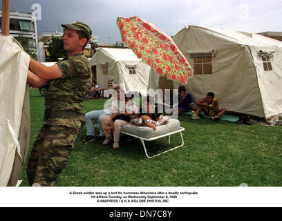 Sett. 8, 1999 - Atene, GRC - un soldato greco imposta una tenda per senzatetto ateniesi dopo un terremoto mortale ha colpito Atene martedì, mercoledì 8 settembre 1999.Â© IMAPRESS / A N A X/(enti Immagine: © Globo foto/ZUMAPRESS.com) Foto Stock