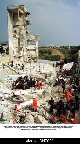 Sett. 8, 1999 - Atene, GRC - greca, francese e turco i lavoratori di emergenza Soccorso un uomo intrappolato in macerie per più di trenta ore inizio giovedì 9 settembre, 1999 in una fabbrica di plastica a nord di Atene, un giorno dopo un terremoto di magnitudo di 5,9 ha ucciso almeno 65 persone. Â© IMAPRESS ANAX //(enti Immagine: © Globo foto/ZUMAPRESS.com) Foto Stock