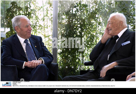 Sett. 20, 2002 - Torino, ITALIA - Â©GIAN MATTIA D'ALBERTO/LAPRESSE.20-09-2002 TORINO .INTERNI.LINGOTTO.NELLA FOTO IL PRESIDENTE DELLA REPUBBLICA CARLO AZEGLIO CIAMPI HA UN COLLOQUIO CON IL PRESIDENTE ONORARIO DELLA FIAT avvocato Giovanni Agnelli DURANTE L'INAUGURAZIONE DELLA PINACOTECA DEL LINGOTTO...K29285.Gianni Agnelli retrospettiva.Credit: LA PRESSE/ GIANNIAGNELLIRETROSPECTIVE(Cr Foto Stock