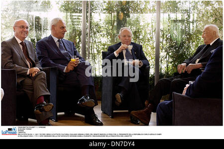 Sett. 20, 2002 - Torino, ITALIA - Â©GIAN MATTIA D'ALBERTO/LAPRESSE.20-09-2002 TORINO .INTERNI.LINGOTTO.NELLA FOTO DA SX: IL MINISTRO PER I BENI E LE ATTIVITA' CULTURALI GIULIANO URBANI,IL PRES. DEL SENATO MARCELLO PERA CON IL PRESIDENTE DELLA REPUBBLICA CARLO AZEGLIO CIAMPI.UN COLLOQUIO CON IL PRESIDENTE ONORARIO DELLA FIAT avvocato Giovanni Agnelli DURANTE L'INAUGURAZIONE DELLA PI Foto Stock