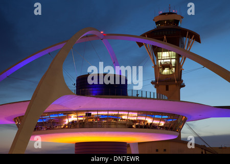 Edificio a tema e torre di Los Angeles International Airport al crepuscolo Foto Stock