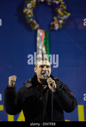 Kiev, Ucraina. Xix Dec, 2013. Il leader dell opposizione Wladimir Klitschko parla alle persone che hanno per assemblare le Euromaidan protesta a Kiev, Ucraina, 19 dicembre 2013. Foto: Jan A. Nicolas/dpa/Alamy Live News Foto Stock