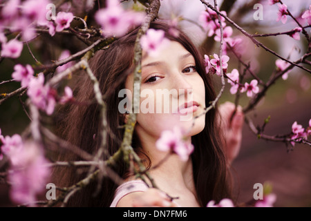 Ragazza con fiori di ciliegio, ritratto Foto Stock