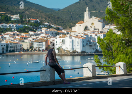 Un visitatore si gode della vista del mare artista della città di Cadaques, Cap de Creus penisola, Costa Brava Catalogna Foto Stock