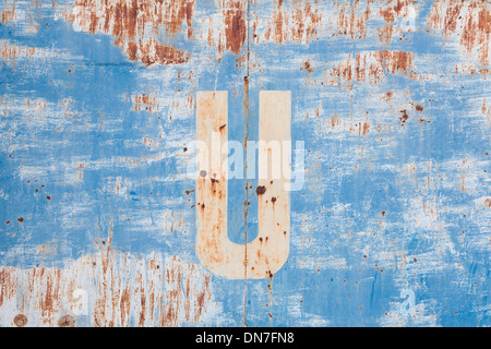 Rusty lettera U su un blue gate - Kratie Provincia, Cambogia Foto Stock