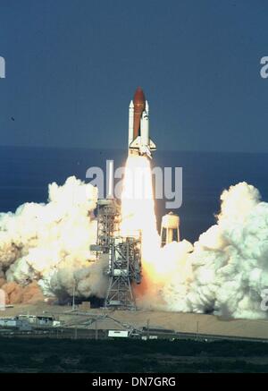 Nov. 19, 1996 - Kennedy Space Ctr, FL, Stati Uniti d'America - lo space shuttle Columbia lascia Pab 39B al Kennedy Space Center nel pomeriggio di martedì 19 novembre, 1996. La missione è stata aggiunta correttamente per quindici giorni con il ORFEUS-TERME-2 payload.. THOM BAUR/ / MI1216TB(Immagine di credito: © Globo foto/ZUMAPRESS.com) Foto Stock