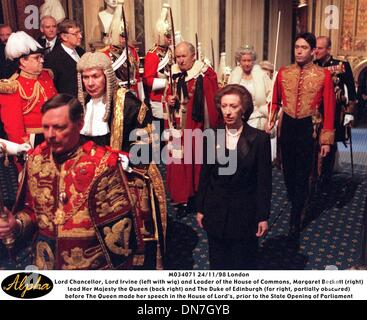 Nov. 24, 1998 - M034071 24/11/98 London.Lord Cancelliere, Signore Irvine (sinistra con parrucca) e Leader della House of Commons, Margaret Beckett (destro).Filo di Sua Maestà la Regina (indietro a destra) e il Duca di Edimburgo (estrema destra, parzialmente oscurata).prima che la regina ha fatto il suo discorso in casa del Signore, prima dell'apertura della condizione del Parlamento(Immagine di credito: © Globo foto/ZUMAPRESS.com Foto Stock