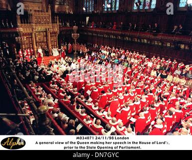 Nov. 24, 1998 - M034071 24/11/98 Londra.una vista generale della regina rendendo il suo intervento nella casa del Signore,.prima della apertura della condizione del Parlamento.(Immagine di credito: © Globo foto/ZUMAPRESS.com) Foto Stock