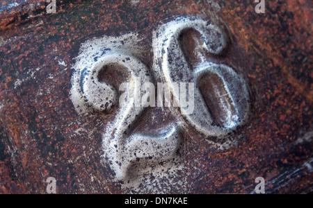 Numero di casa sulla ruggine piastra di ferro Foto Stock