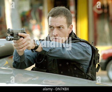 Nov. 10, 2002 - K46440ES.'' SWAT ''.TV-Alambicchi di film.fornito da Josh Charles raffigura elite team S.W.A.T. stati T.J. McCabe(Immagine di credito: © Globo foto/ZUMAPRESS.com) Foto Stock