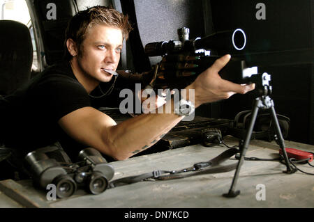 Nov. 23, 2002 - K46440ES.'' SWAT ''.TV-Alambicchi di film.fornito da Jeremy Renner gioca Brian Gamble, un ex membro S.W.A.T. girato mercenario(Immagine di credito: © Globo foto/ZUMAPRESS.com) Foto Stock
