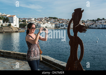 Un visitatore prende una foto di mare artista della città di Cadaques, Cap de Creus penisola, Costa Brava Catalogna Foto Stock
