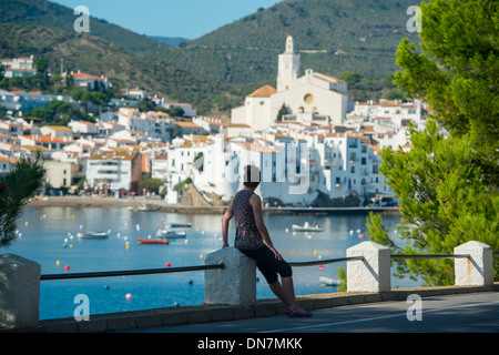 Un visitatore si gode della vista del mare artista della città di Cadaques, Cap de Creus penisola, Costa Brava Catalogna Foto Stock