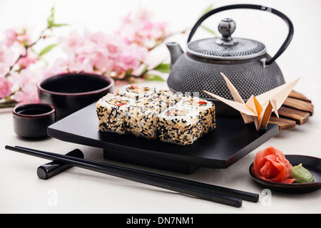 Rotoli di Sushi con salsa di soia e zenzero Foto Stock