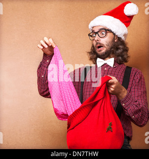 Foto del bel ragazzo con borse per lo shopping. Shoping stress. Foto Stock
