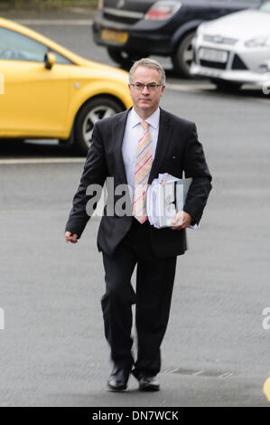 Belfast, Irlanda del Nord. 19 dic 2013 - Alex Attwood dal SDLP arriva per i colloqui Haass oltre l'Irlanda del Nord i problemi per il futuro. Credito: Stephen Barnes/Alamy Live News Foto Stock