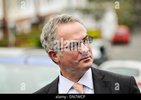 Belfast, Irlanda del Nord. 19 dic 2013 - Alex Attwood dal SDLP arriva per i colloqui Haass oltre l'Irlanda del Nord i problemi per il futuro. Credito: Stephen Barnes/Alamy Live News Foto Stock