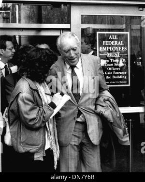 Giugno 5, 2001 - Brooklyn, New York, Stati Uniti d'America - 3/20/92 Brooklyn NY attore Anthony Quinn, essendo intervistato a Brooklyn corte federale dopo la partecipazione al processo di John Gotti reputato il padrino della criminalità Gambino famiglia. ( Neil Schneider)(Immagine di credito: © Globo foto/ZUMAPRESS.com) Foto Stock
