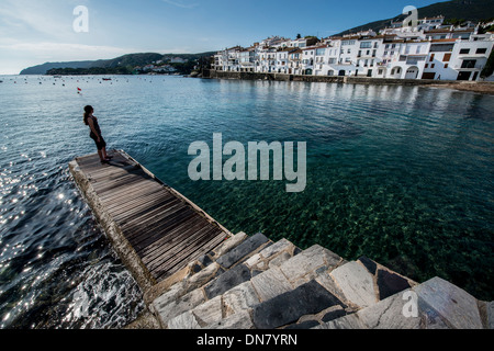 Un visitatore si gode della vista del mare artista della città di Cadaques, Cap de Creus penisola, Costa Brava Catalogna Foto Stock