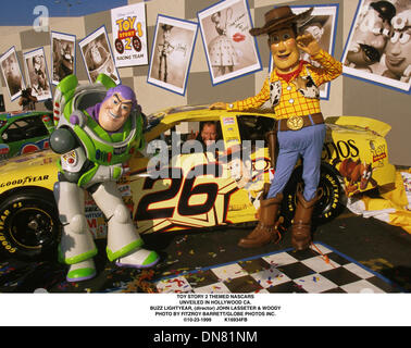 Ottobre 23, 1999 - TOY STORY 2 THEMED NASCARS.SVELATA IN HOLLYWOOD CA..Buzz Lightyear, (direttore) John Lasseter & woody. FITZROY BARRETT/ 10-23-1999 K16934FB(Immagine di credito: © Globo foto/ZUMAPRESS.com) Foto Stock