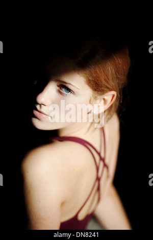 Ritratto di una giovane donna di luce e ombra Foto Stock