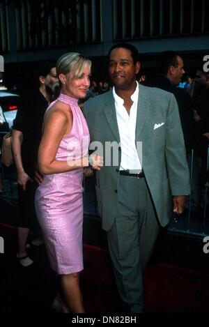 Luglio 23, 2001 - K22709MG: 7/23/01.il ''Il pianeta delle scimmie" premiere del film .al Teatro Ziegfeld a NYC..BRYANT GUMBEL con la sua RAGAZZA HILLARY QUINLAN . MARINA GARNIER/ 2001.(Immagine di credito: © Globo foto/ZUMAPRESS.com) Foto Stock