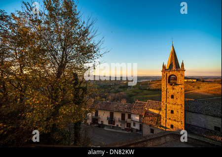 Europa Italia Piemonte Langhe Serralunga d'Alba La torre campanaria Foto Stock