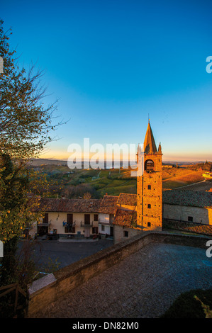 Europa Italia Piemonte Langhe Serralunga d'Alba La torre campanaria Foto Stock