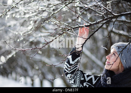 Ritratto di una giovane donna nella neve Foto Stock